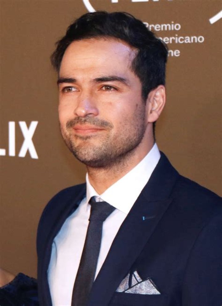Alfonso Herrera Biography, Age, Height, Wife, Net Worth, Family