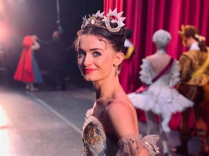 Anna Rose O'Sullivan Biography, Age, Height, Husband, Net Worth, Family