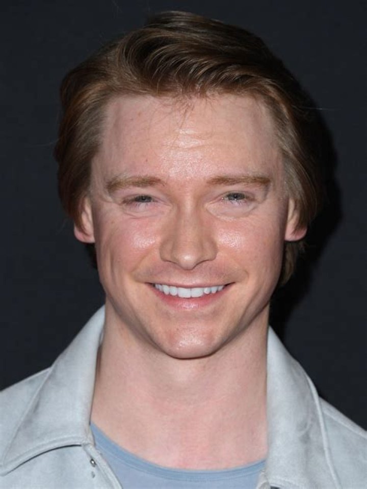 Calum Worthy Biography, Age, Height, Wife, Net Worth, Family
