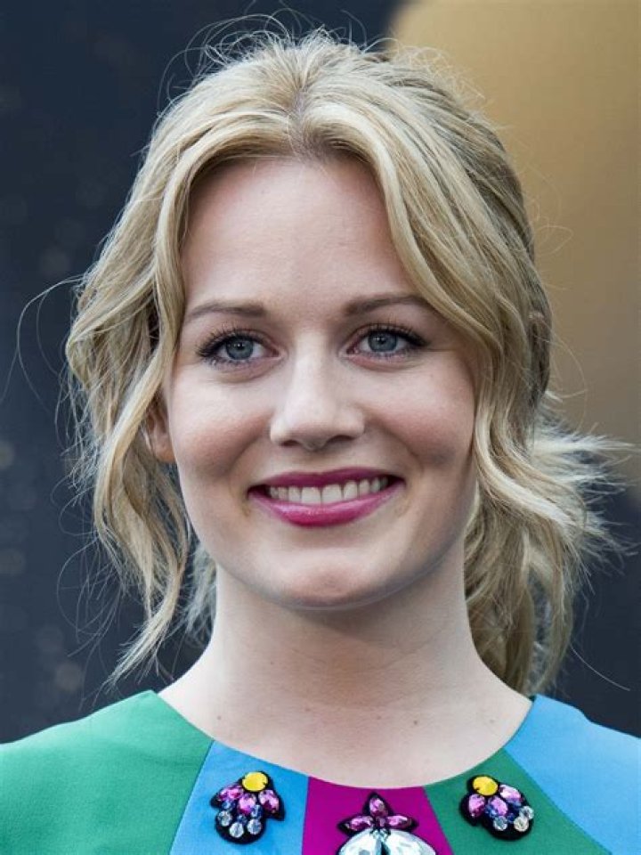 Cara Theobold Biography, Age, Height, Husband, Net Worth, Family