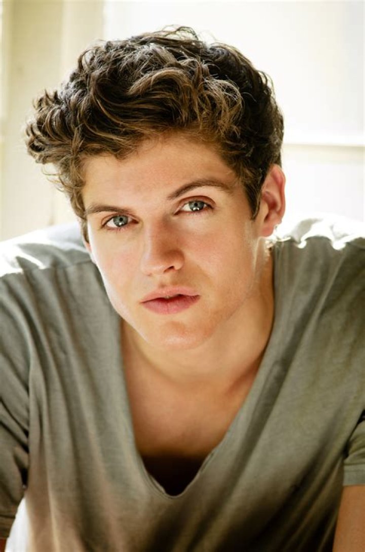Daniel Sharman Biography, Age, Height, Wife, Net Worth, Family