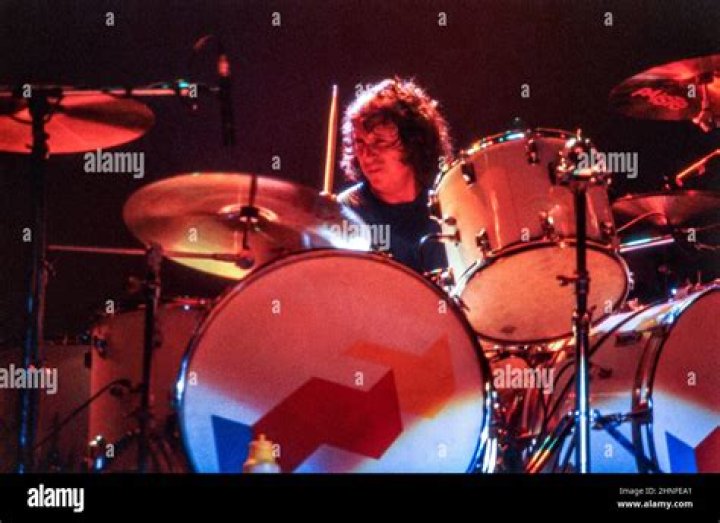 Dennis Elliott Biography, Age, Height, Wife, Net Worth, Family