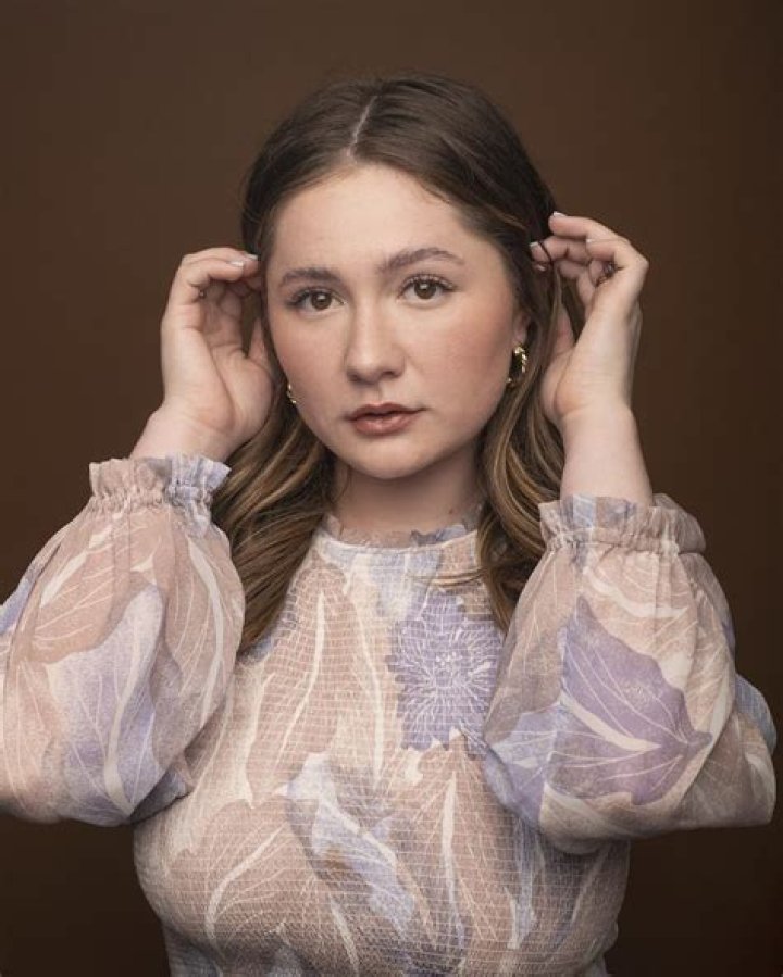 Emma Kenney Biography, Age, Height, Husband, Net Worth, Family