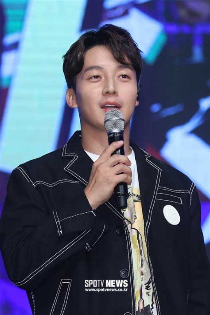 Heo Kyung-hwan Biography, Age, Height, Wife, Net Worth, Family