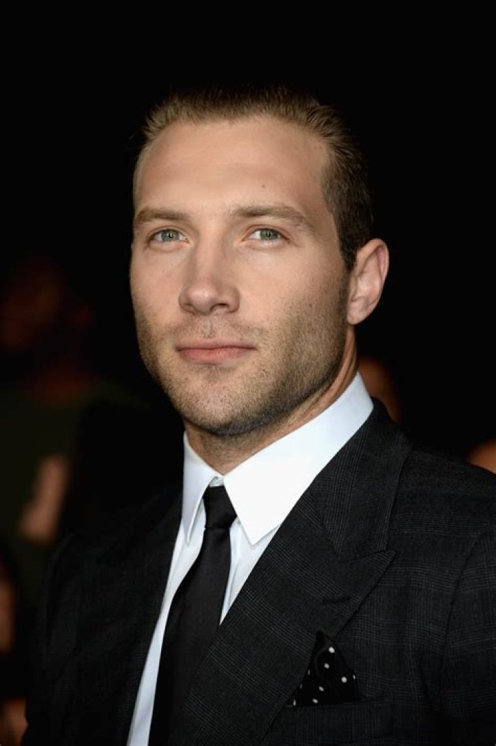 Jai Courtney Biography, Age, Height, Wife, Net Worth, Family