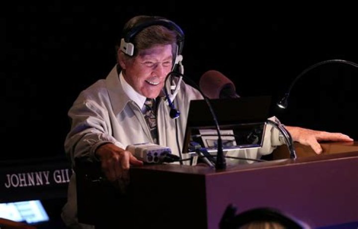 Johnny Gilbert biografía, edad, altura, esposo, net worth, familia