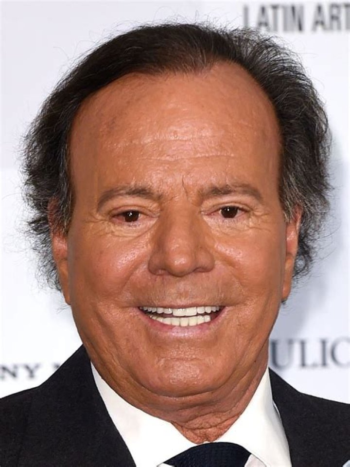 Julio Iglesias Biography, Age, Height, Wife, Net Worth, Family