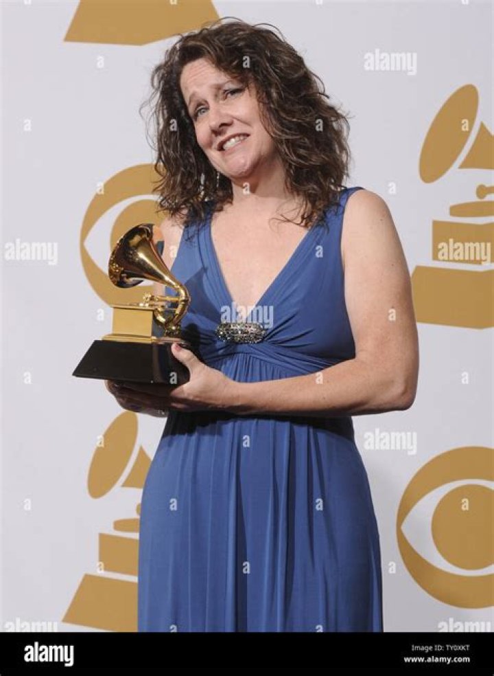 Kelly Carlin-McCall Biography, Age, Height, Husband, Net Worth, Family