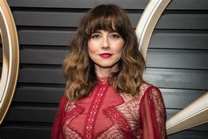 Linda Cardellini Biography, Age, Height, Husband, Net Worth, Family