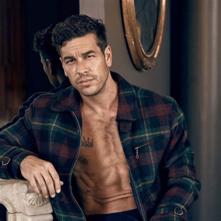 Mario Casas Biography, Age, Height, Wife, Net Worth, Family