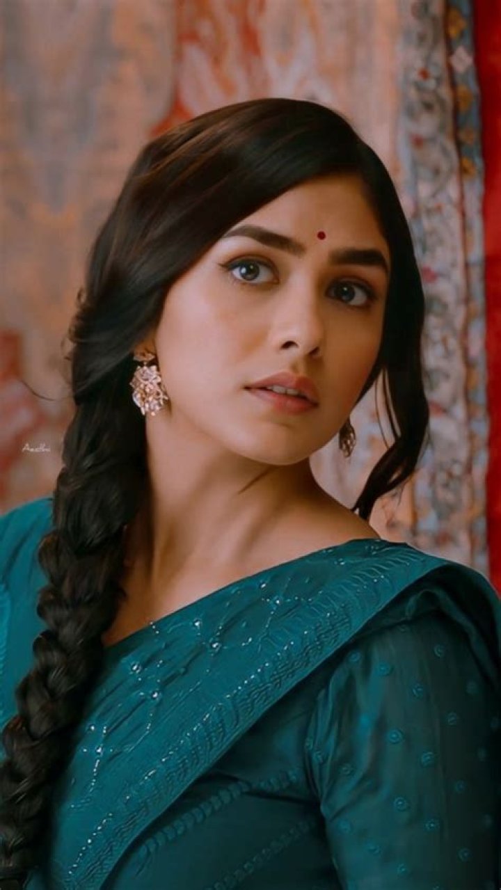 Mrunal Thakur Biography, Age, Height, Husband, Net Worth, Family