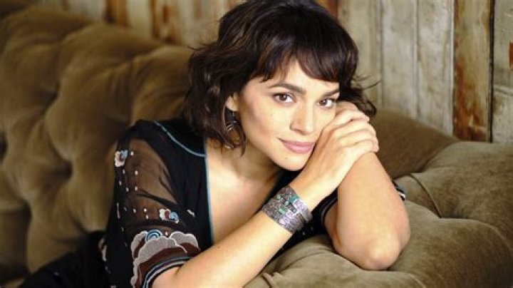 Norah Jones Biography, Age, Height, Husband, Net Worth, Family