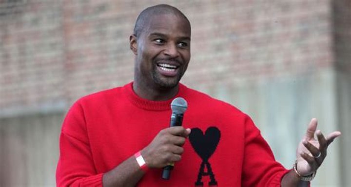 Osi Umenyiora Biography, Age, Height, Wife, Net Worth, Family