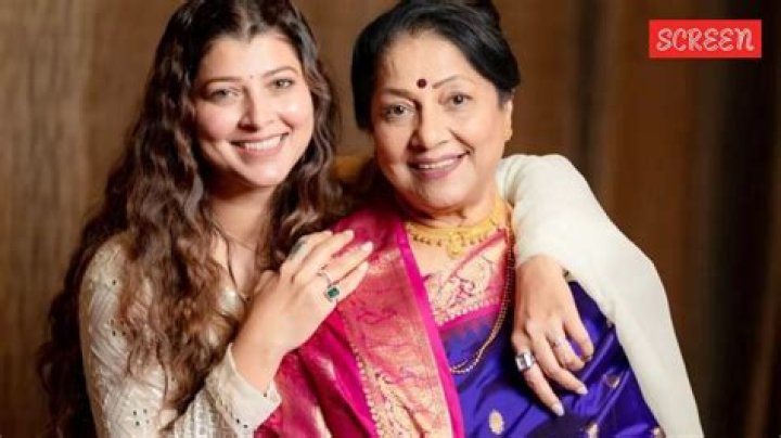 Tejaswini Pandit Biography, Age, Height, Husband, Net Worth, Family