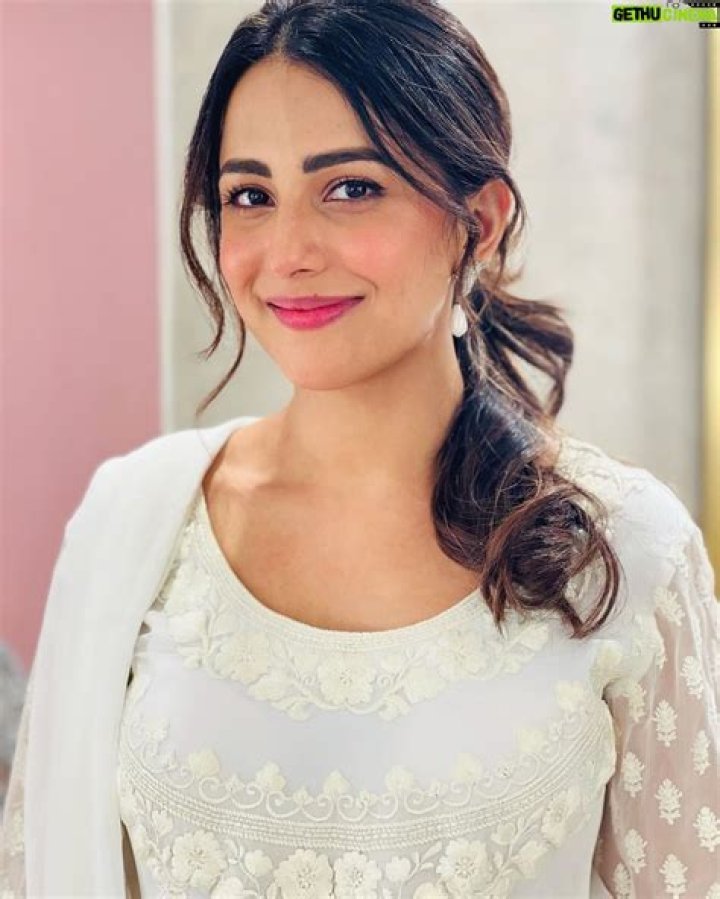 Ushna Shah Biography, Age, Height, Husband, Net Worth, Family